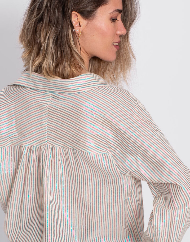 Camisa de rayas multicolor con brillo canesú trasero