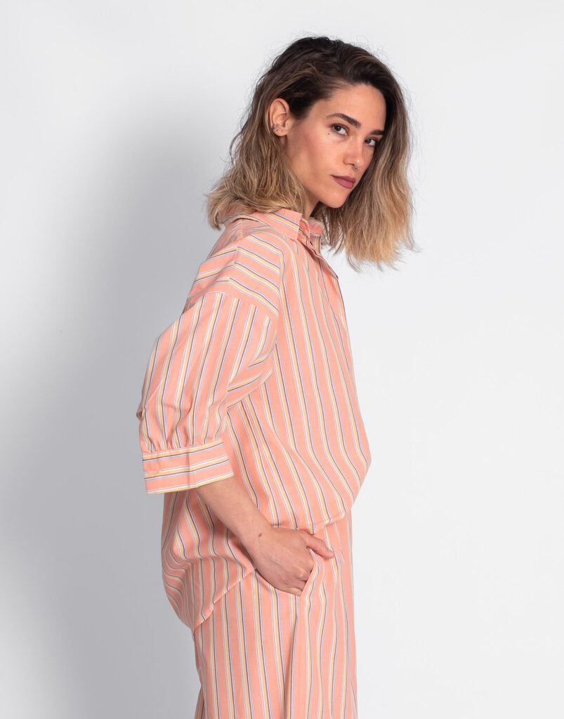 Camisa rayas salmón lado