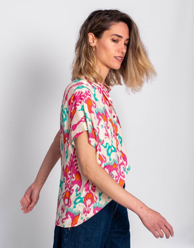 Blusa fluida manga corta estampada color lateral