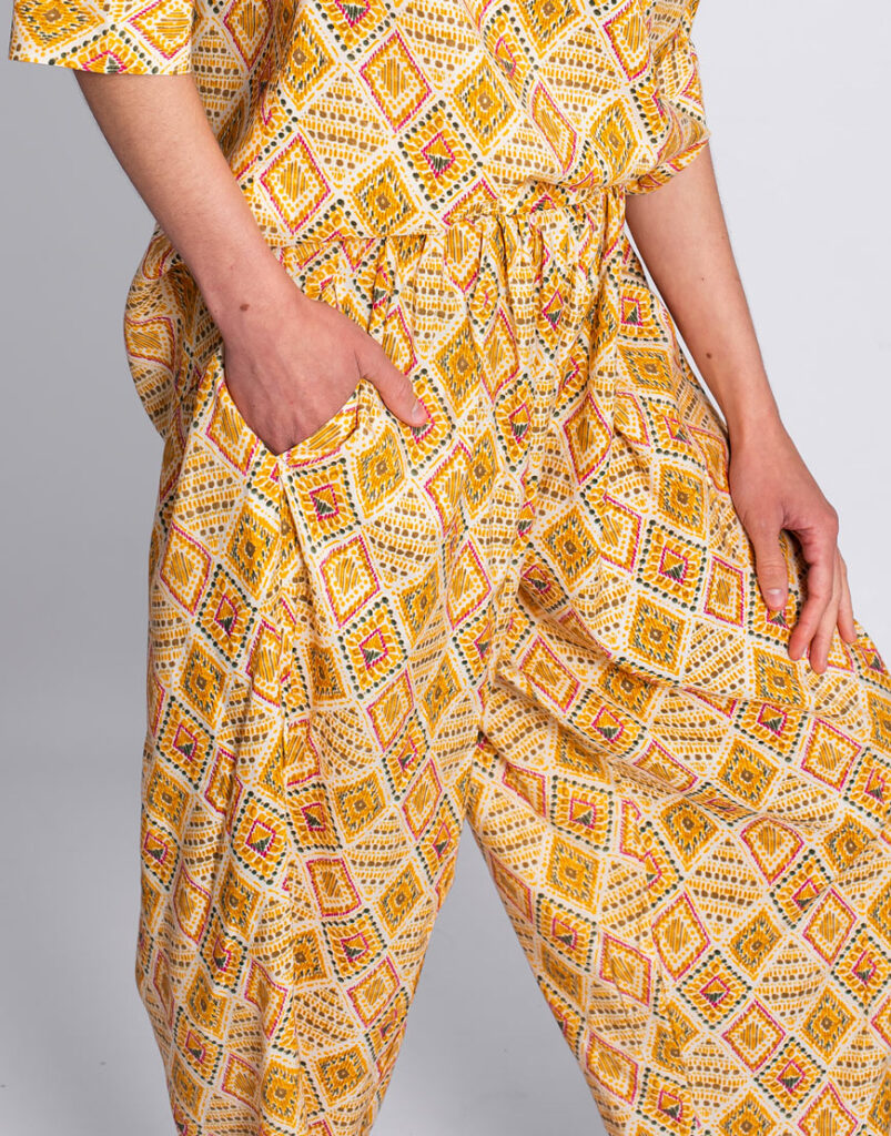 pantalón estampado amarillo