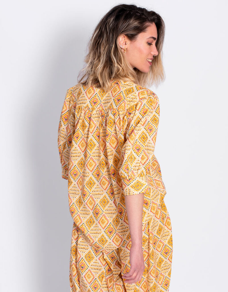 Blusa manga abullonada estampado geométrico espalda