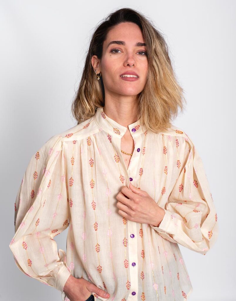Blusa bordada de manga abullonada