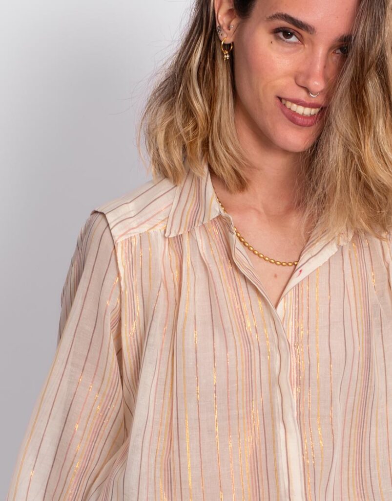 Camisa de rayas con hilo dorado cuello
