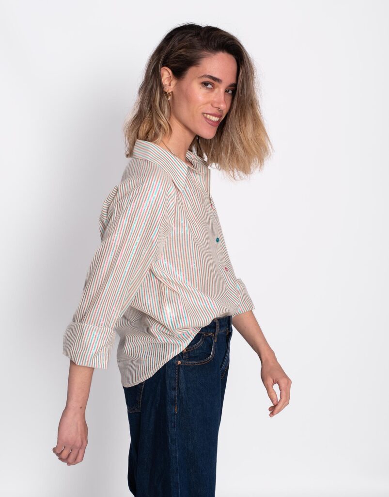 Camisa de rayas multicolor con brillo lateral