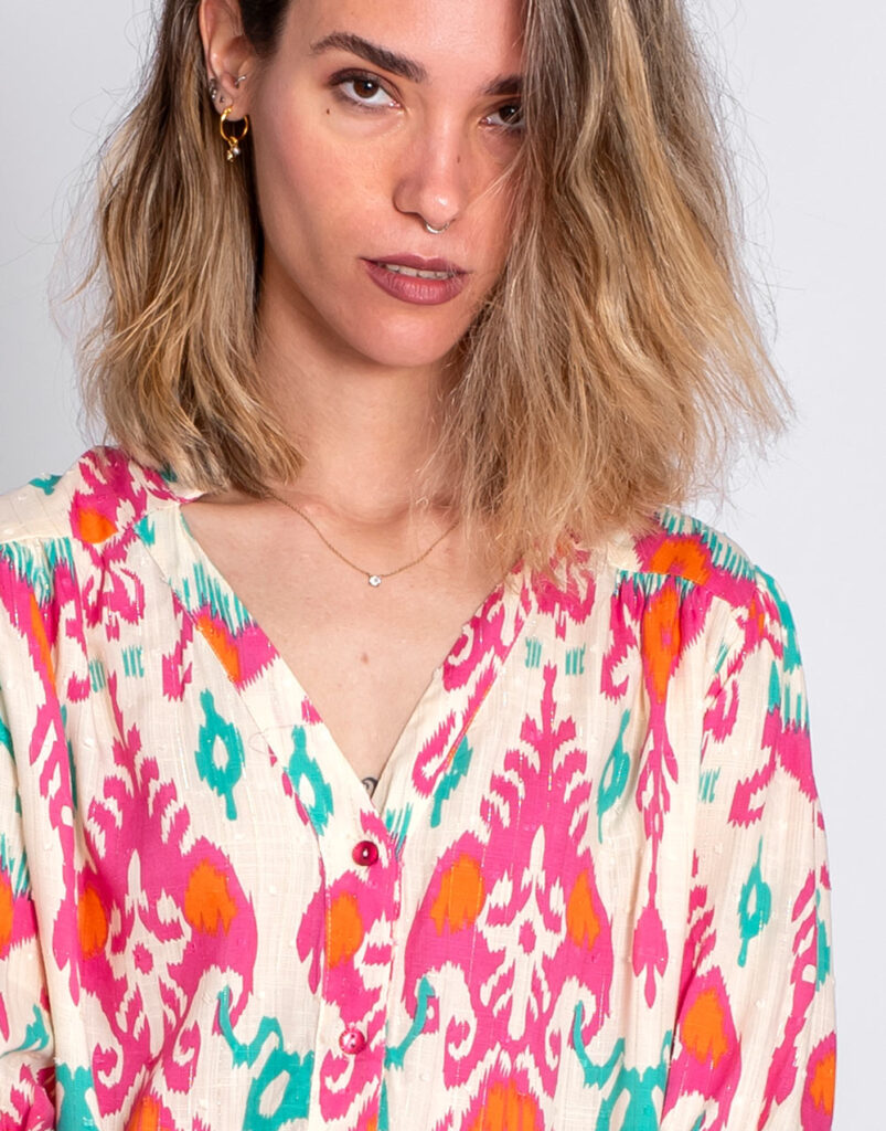 Blusa fluida estampada color escote