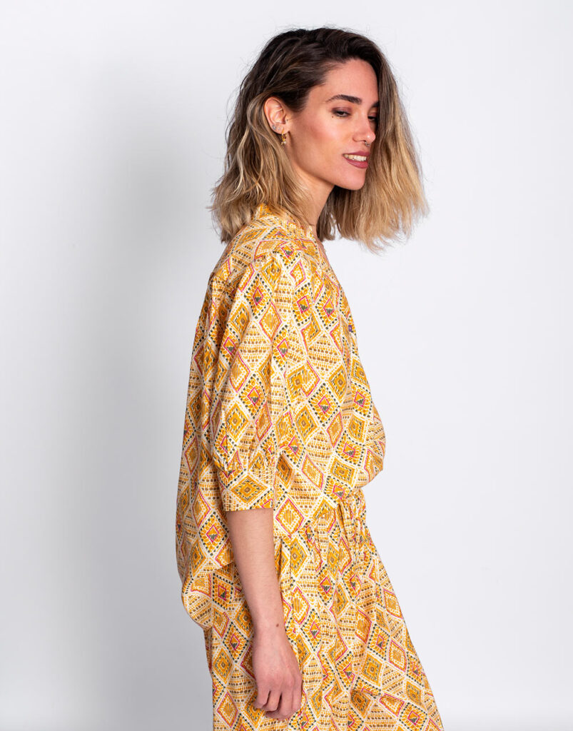 Blusa manga abullonada estampado geométrico lateral