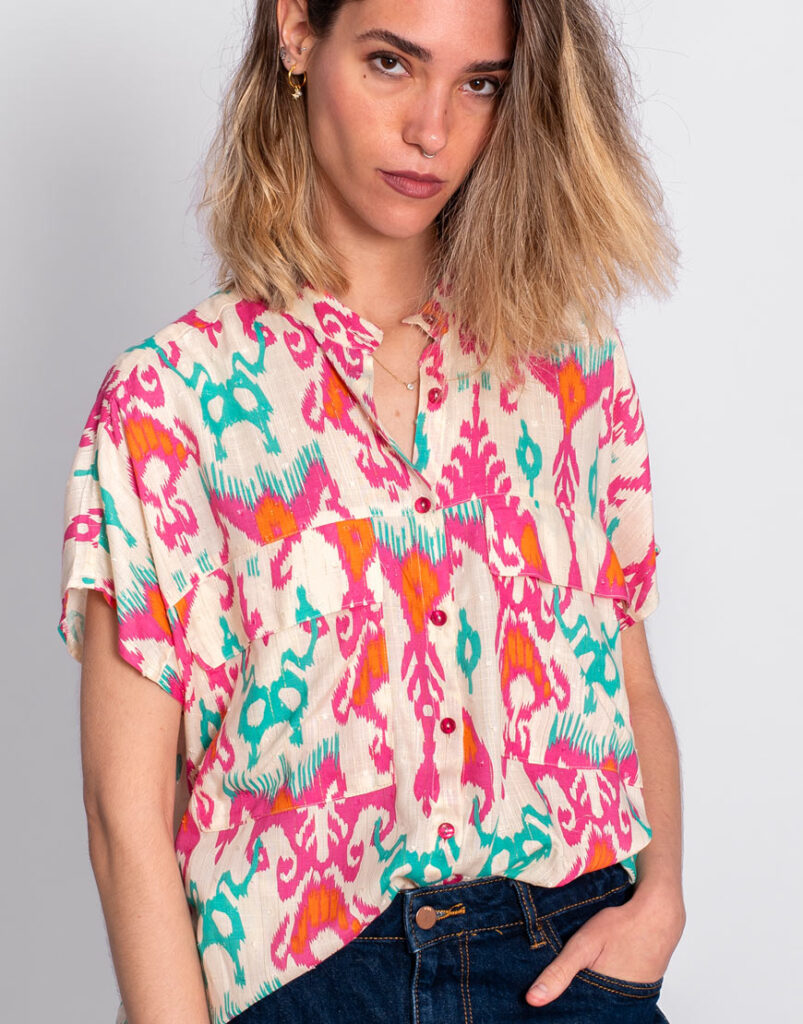 Blusa fluida manga corta estampada color detalle