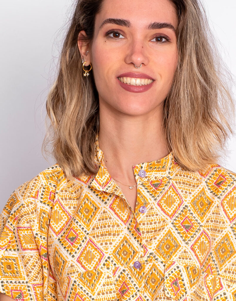 Blusa manga corta estampado amarillo cuello