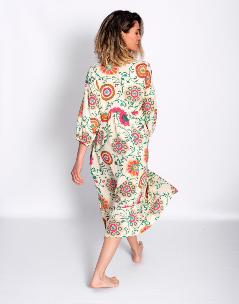 Vestido Fluido Estampado Flora movimiento