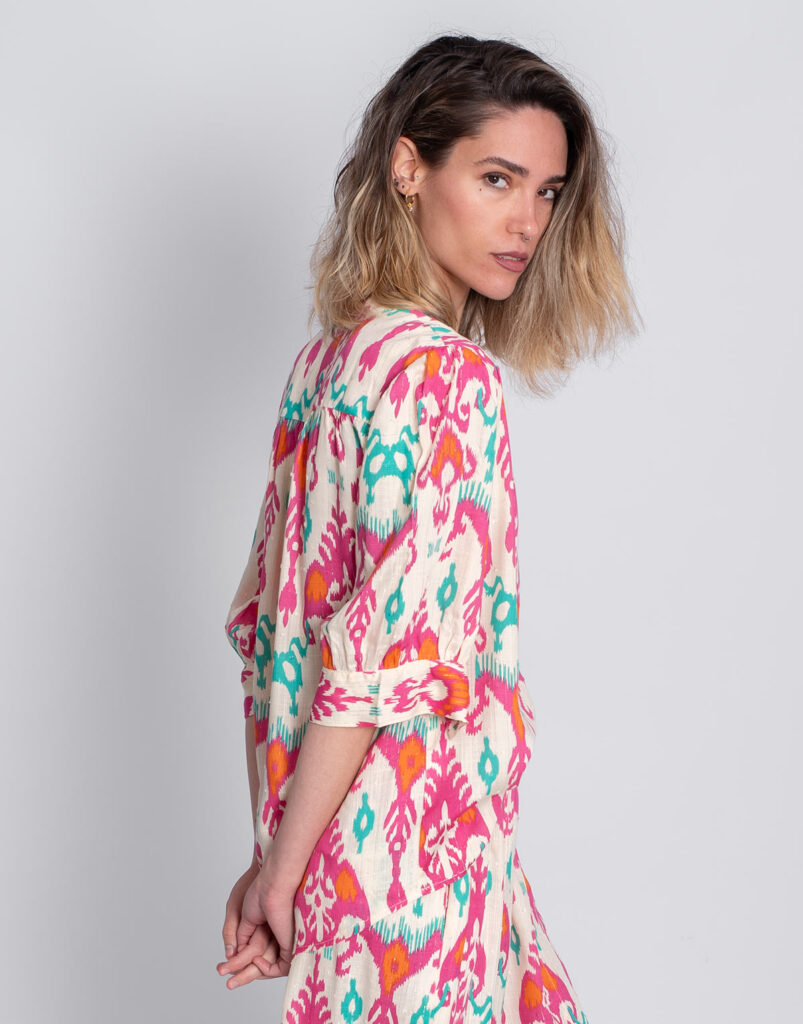 Blusa fluida estampada color detalle