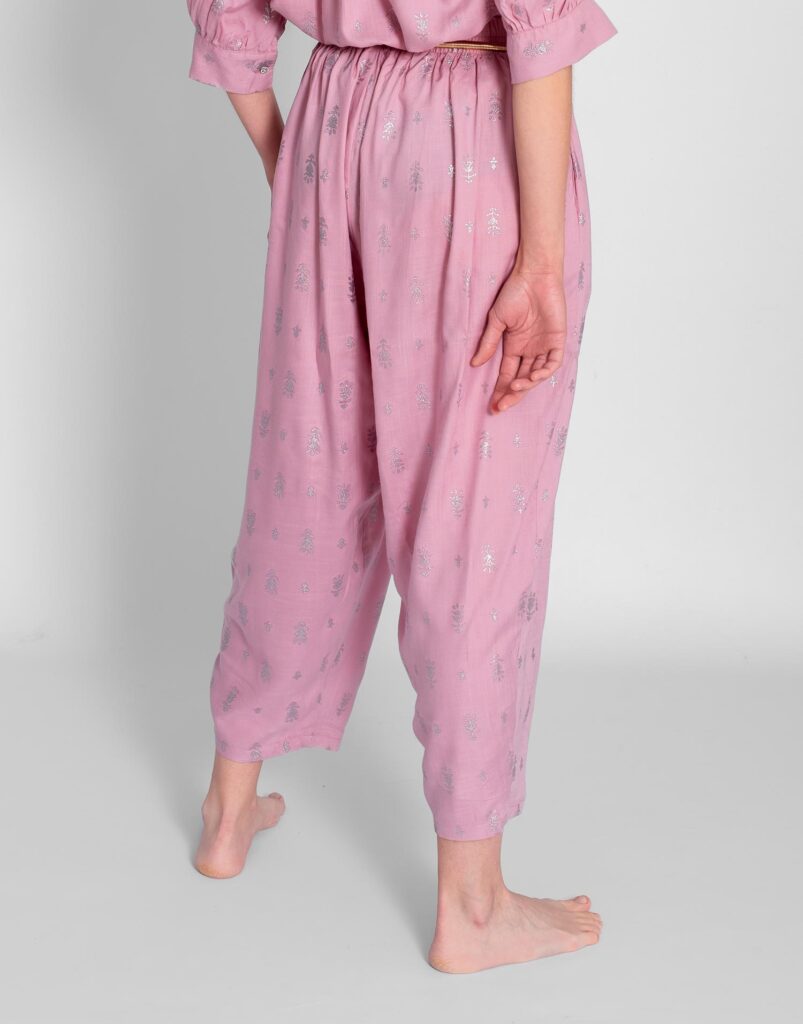 Pantalón malva detalle trasero