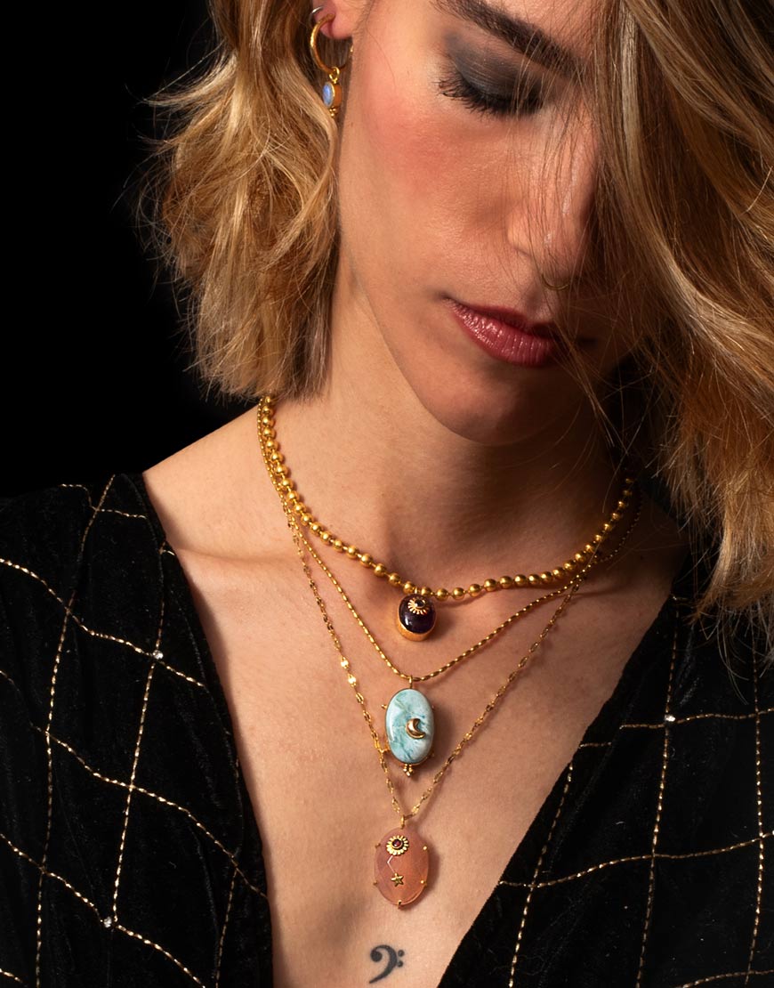 Collar de piedra natural con luna dorada